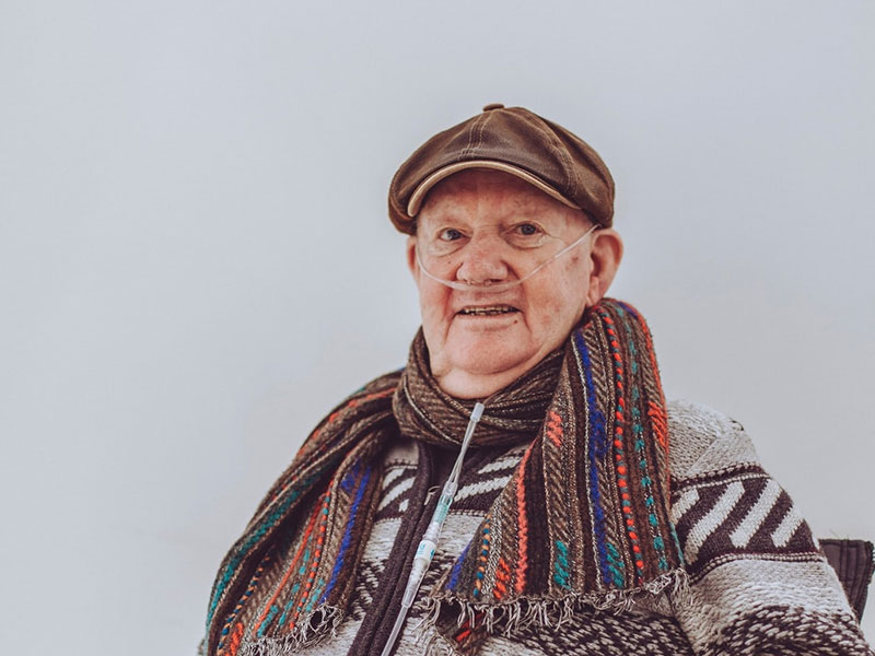 Old man with scarf and flat cap